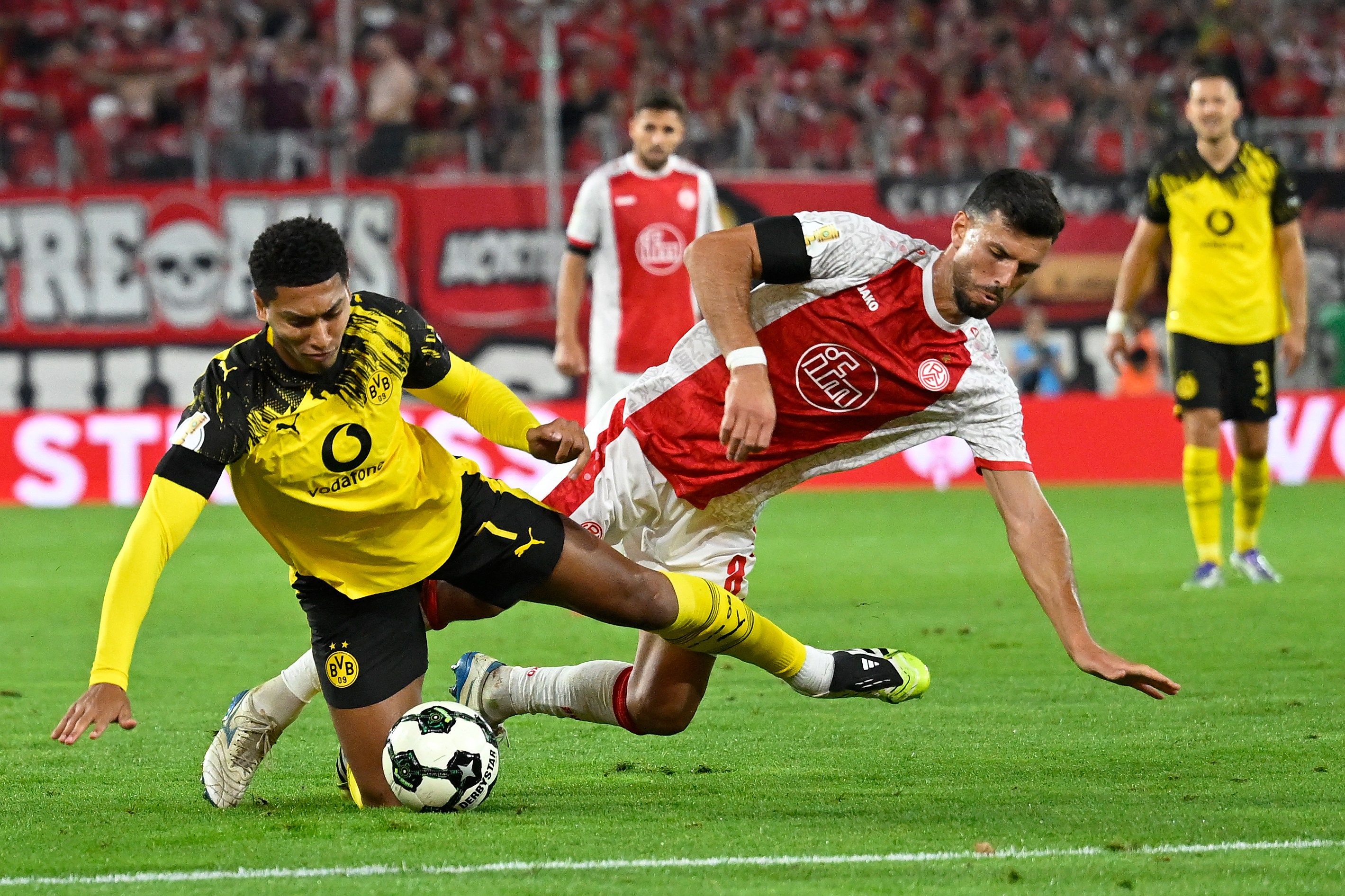 包含太狠了！阿贾克斯今晨临场应变多特蒙德强势反弹备战欧联，罗马绝杀压哨备战德国杯的词条